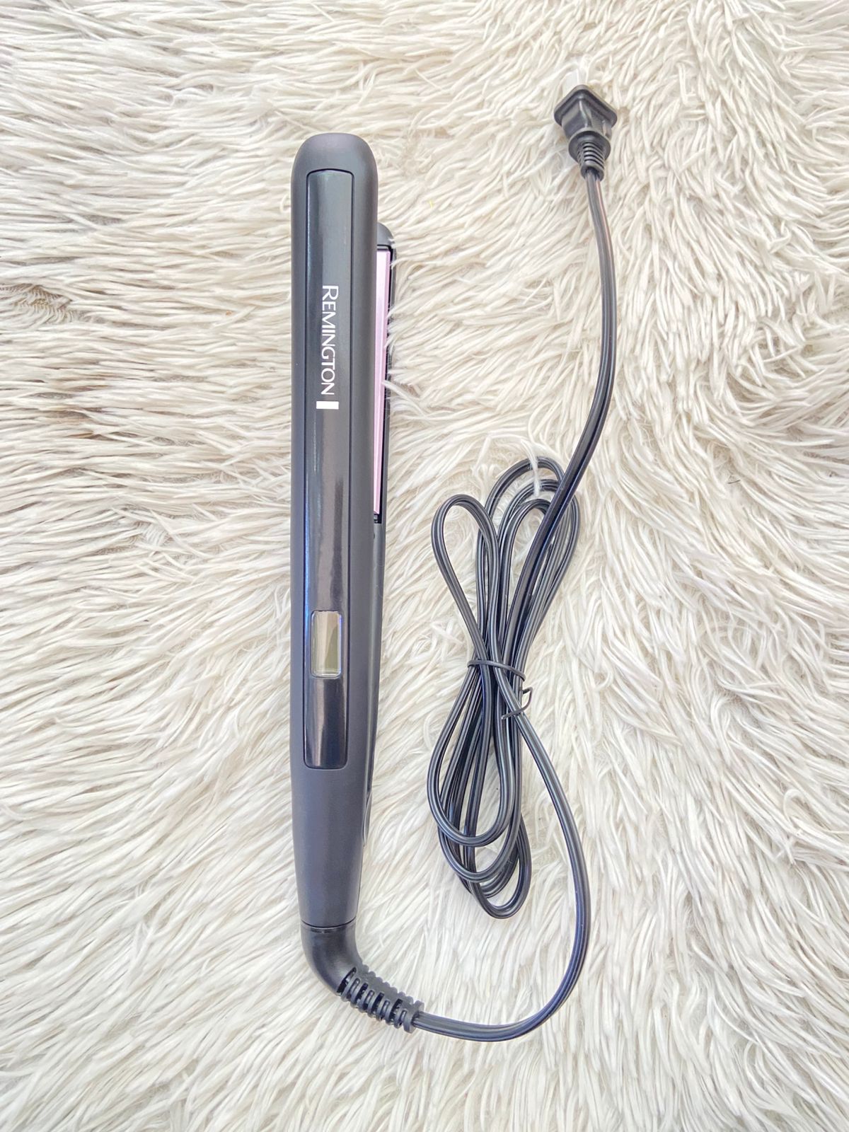 Plancha REMINGTON original Tecnología Anti-Static — 50% menos estática
✨ Placas cerámicas — menor daño y un acabado más brillante
✨ Calienta en solo 30 segundos
✨ Auto apagado para mayor seguridad
✨ Marca #1 en planchas