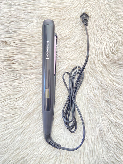 Plancha REMINGTON original Tecnología Anti-Static — 50% menos estática
✨ Placas cerámicas — menor daño y un acabado más brillante
✨ Calienta en solo 30 segundos
✨ Auto apagado para mayor seguridad
✨ Marca #1 en planchas