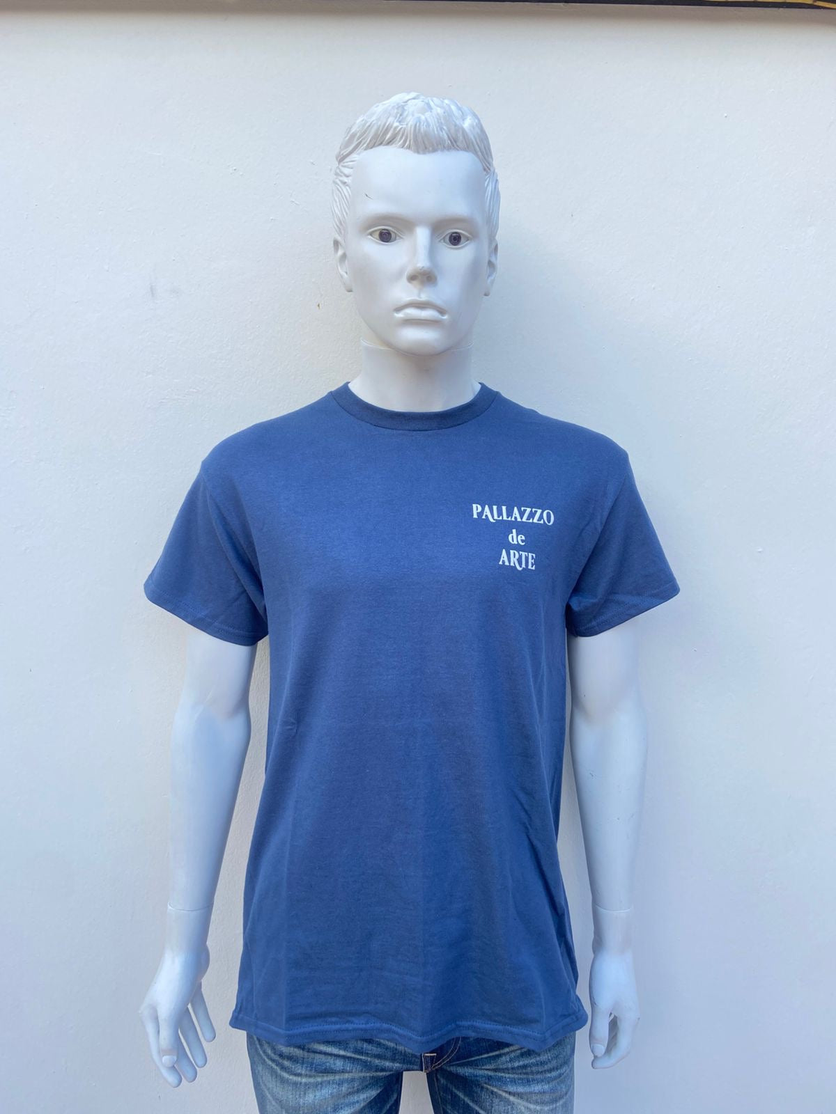 T-shirt azul marino con letras pequeñas al frente PALLAZZO DE ARTE y letras grande atras