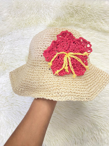 Sombrero, color crema y tejido artesanal estilo lana con flor roja con amarillo.