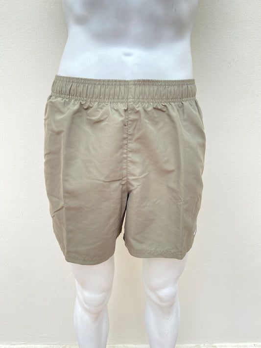 Bañador/ Baggy NIKE original verde oliva ( opaco ), con logotipo de la marca al lado.