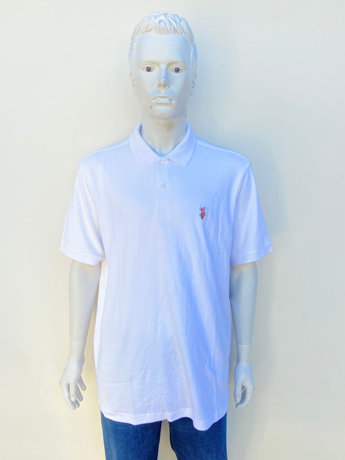 Polocher U.S POLO original, blanco liso con estampado de la marca en marrón.