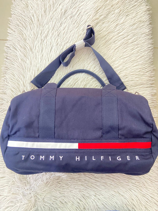 Bulto TOMMY HILFIGER Original en color azul marino con banda de la marca al frente