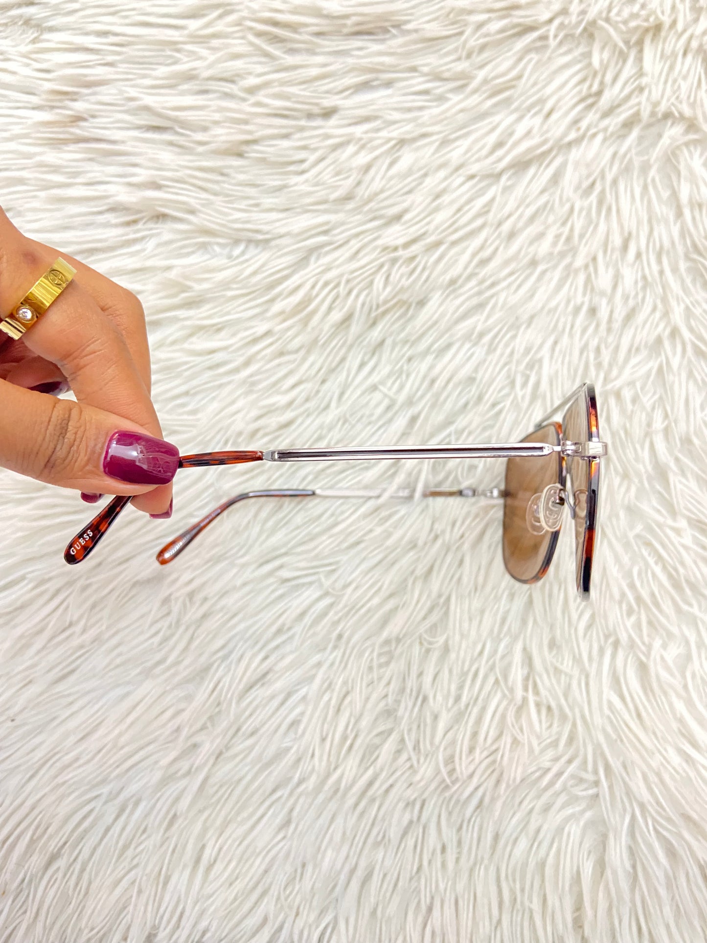 Lentes GUESS original, diseñados con protección UV 100-400 para proteger tu visión. Marrón con montura en animal print y micas marrones.