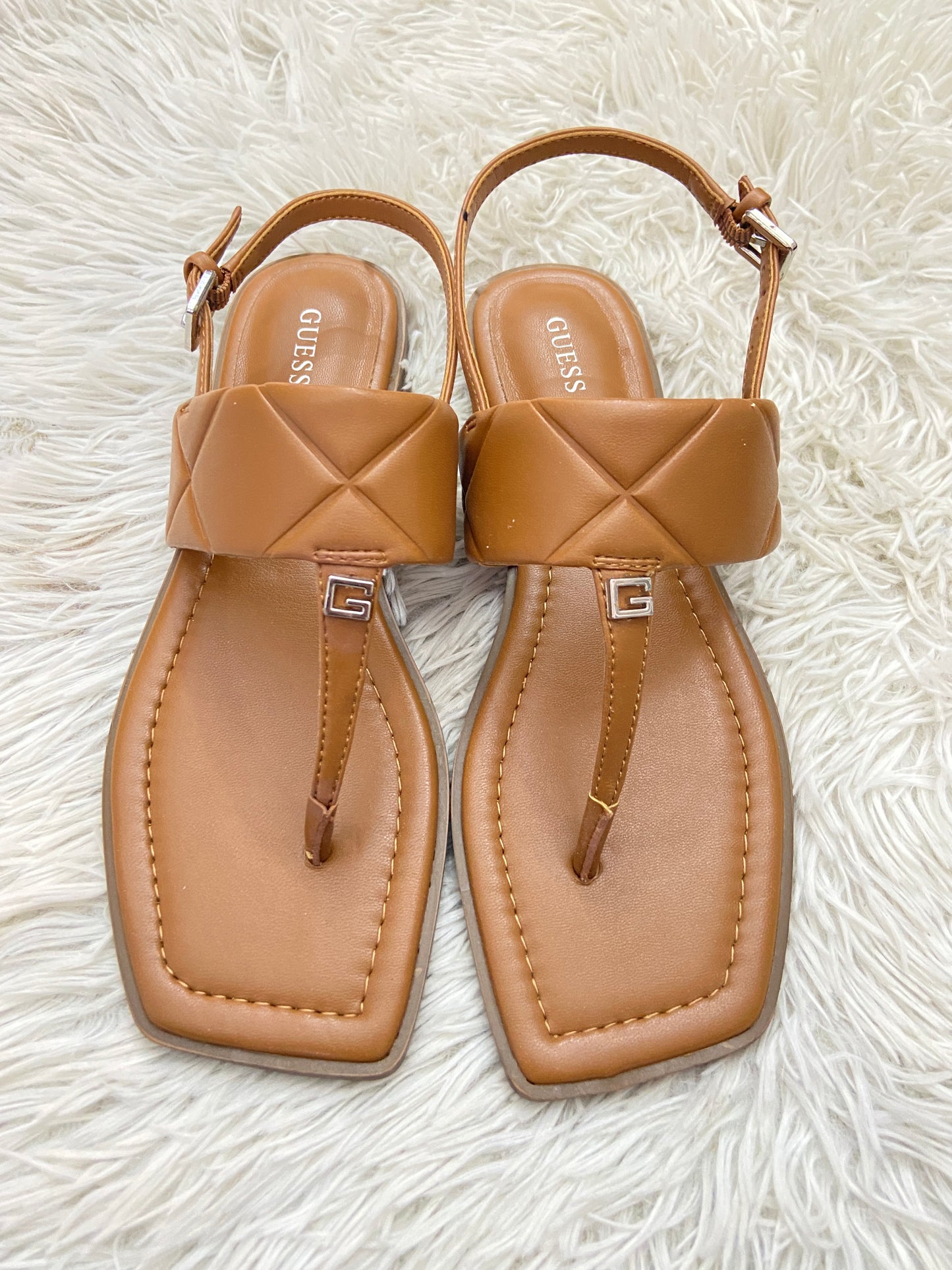 Sandalias Guess original marrón con correa ajustable y pequeña placa G.