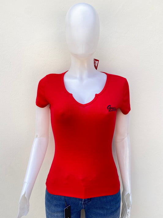 T-shirt GUESS original, rojo liso con letras GUESS en cursivas en color negro, con cuello V.