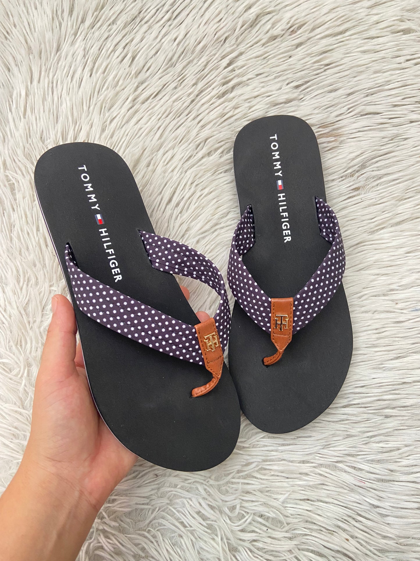 Sandalias TOMMY HILFIGER ORIGINAL negra con estampado de lunares blanco y detalles en marrón.