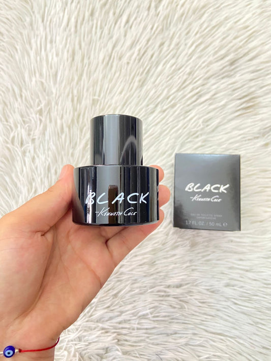 Perfume KENNETH COLE Black Original, en color negro con letra de la marca al frente en color blanco.