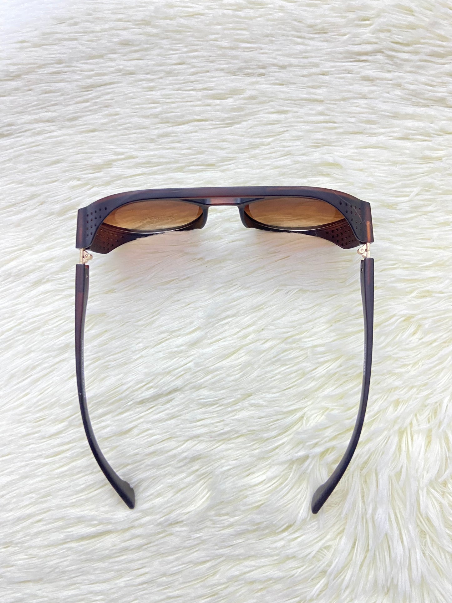 Lentes, marron con micas claras redondos y protecciones UV 400.