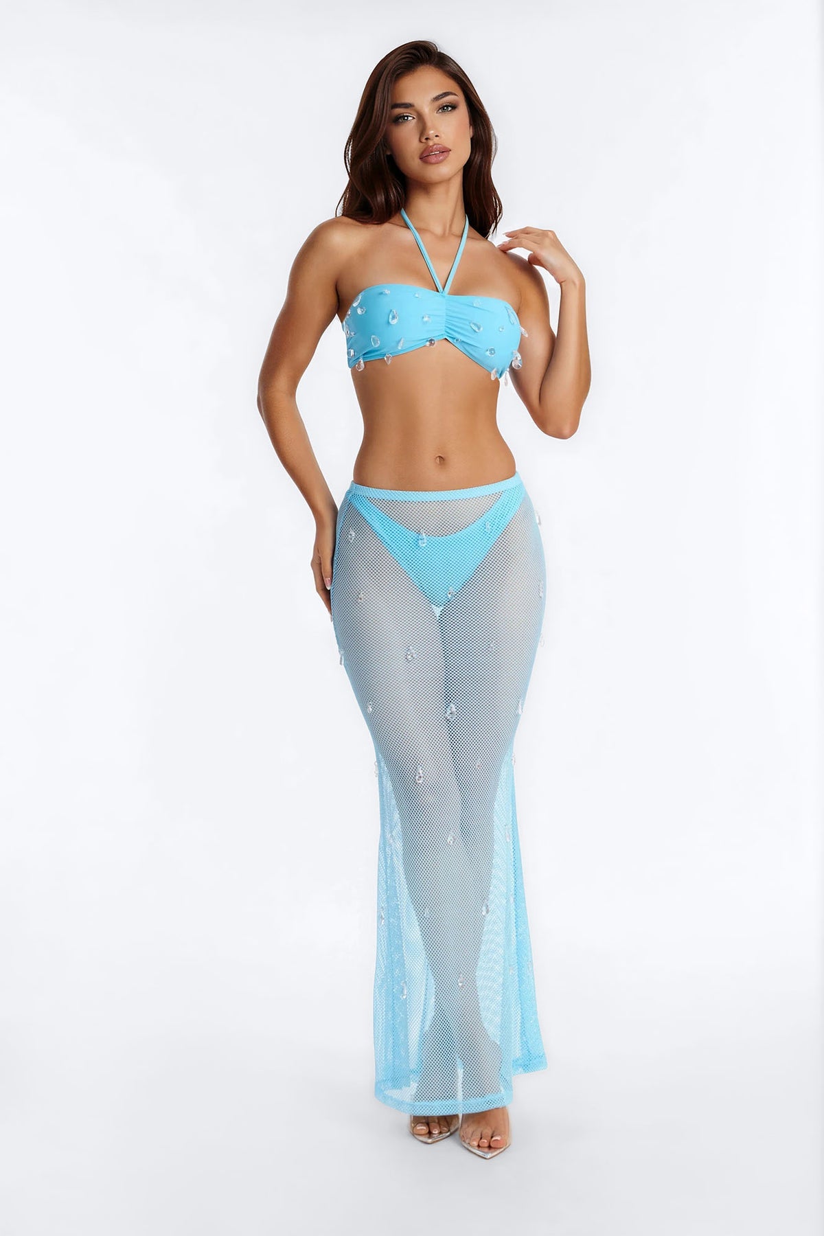 Biquini de 3 piezas en color azul con detalle de piedras transparentes colgantes, estilo strapless con lazo en el cuello.