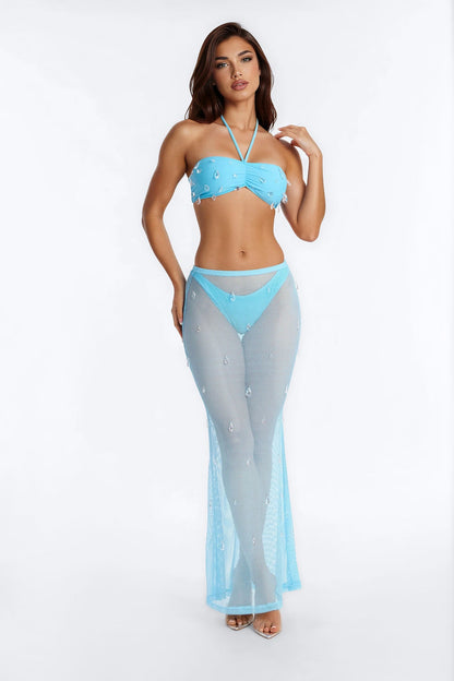 Biquini de 3 piezas en color azul con detalle de piedras transparentes colgantes, estilo strapless con lazo en el cuello.