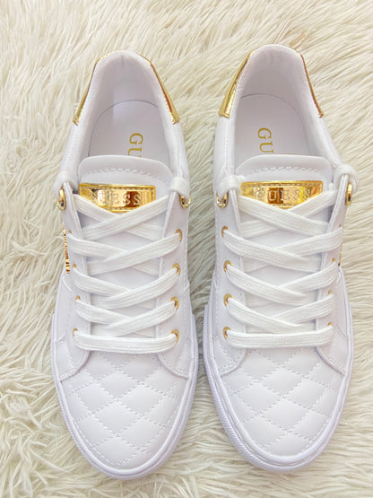 Tenis GUESS original blanco con detalles en color dorado y placa GUESS en dorado.