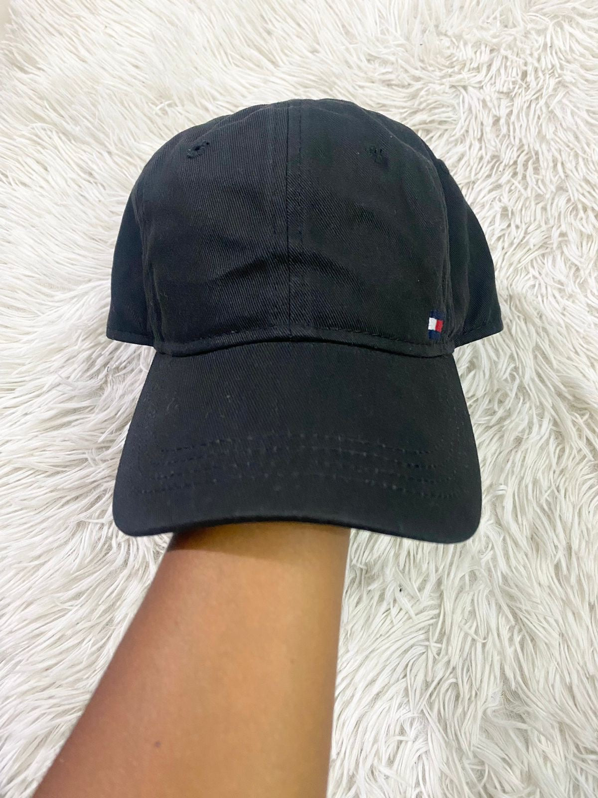 Gorra Tommy Hilfiger original negra con pequeño logotipo al lado y letras HILFIGER en blanco.