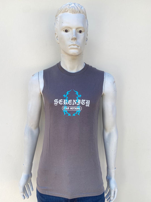 Franela en color gris oscuro con letras blancas diseño azul y estampado de angel atras. serenity fear nothing.