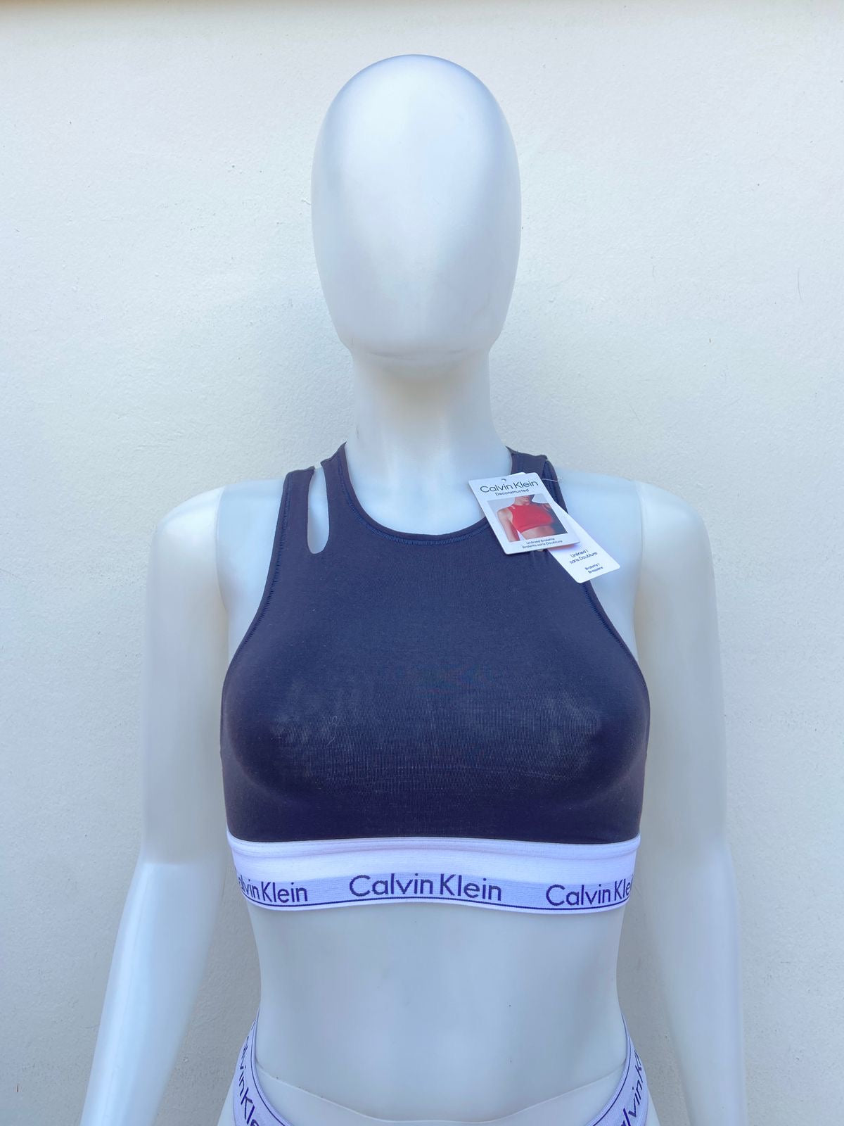 Sport Bra Calvin Klein original, negro con aberturas en los hombros.