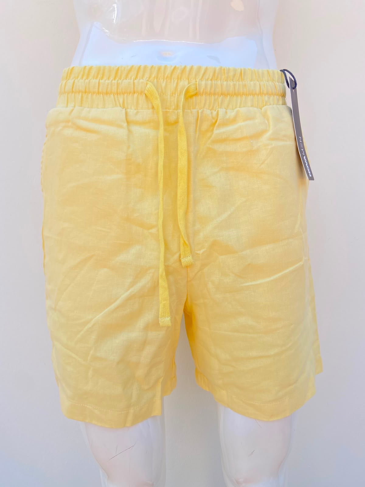 Bermuda, en color amarillo liso con lazo ajustables y bolsillos en los lados, 55% lino 45% algodón
