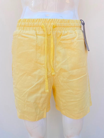 Bermuda, en color amarillo liso con lazo ajustables y bolsillos en los lados, 55% lino 45% algodón