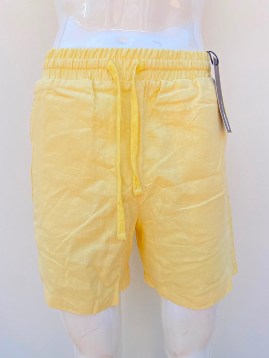 Bermuda, en color amarillo liso con lazo ajustables y bolsillos en los lados, 55% lino 45% algodón