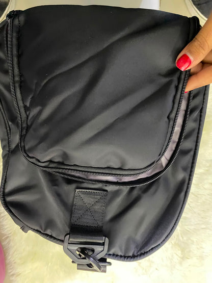 Bulto de viaje o gimnasio, negro con varios compartimentos y lazo adicional