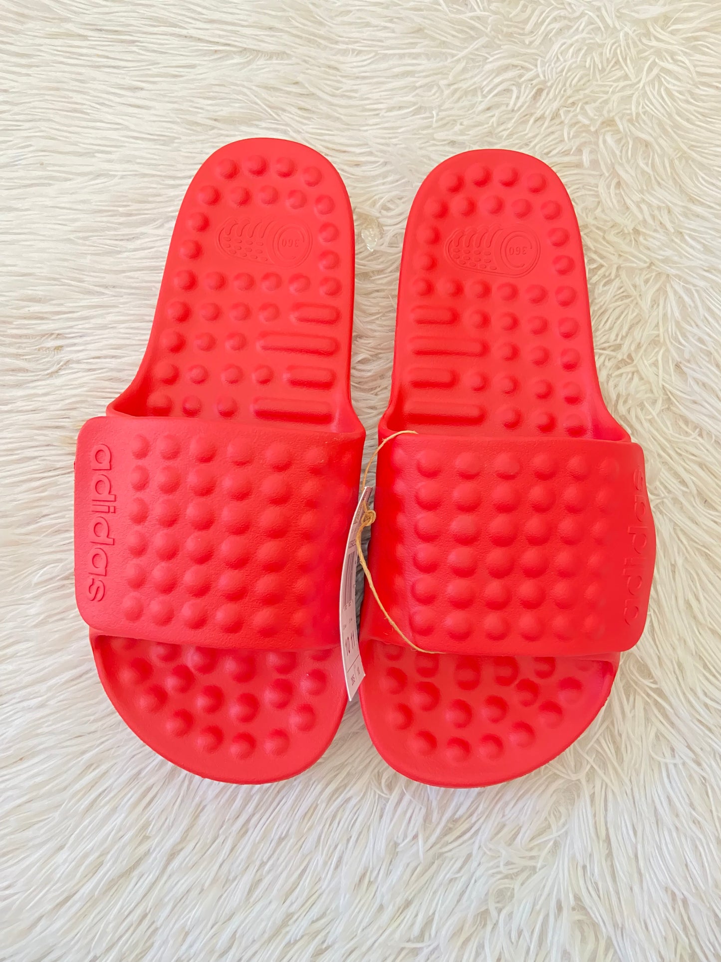 Sandalias Adidas original roja con estilo confort, ajustables.
