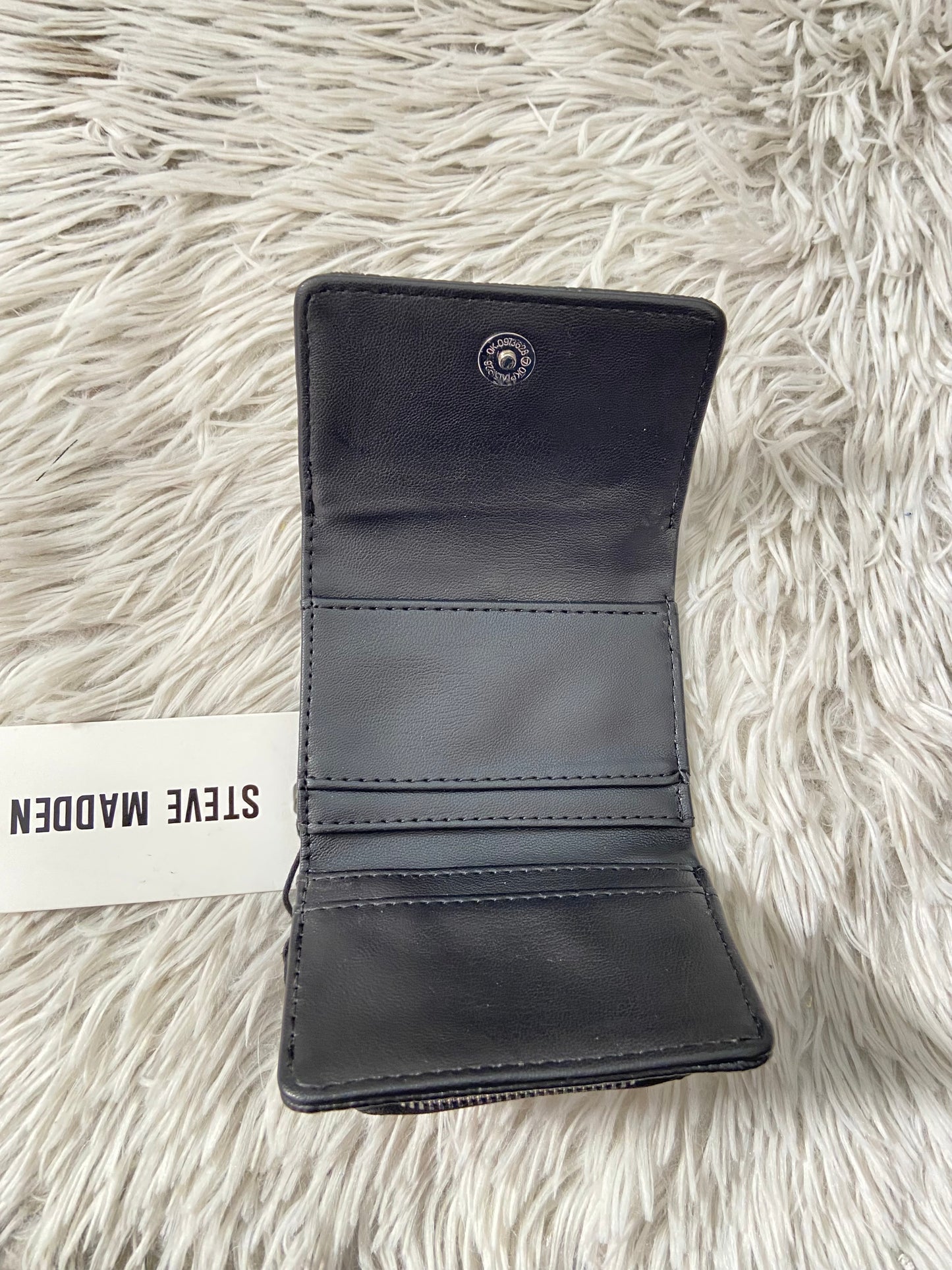Mini monedero STEVE MADDEN ORIGINAL negro con placa SM en color plateado.