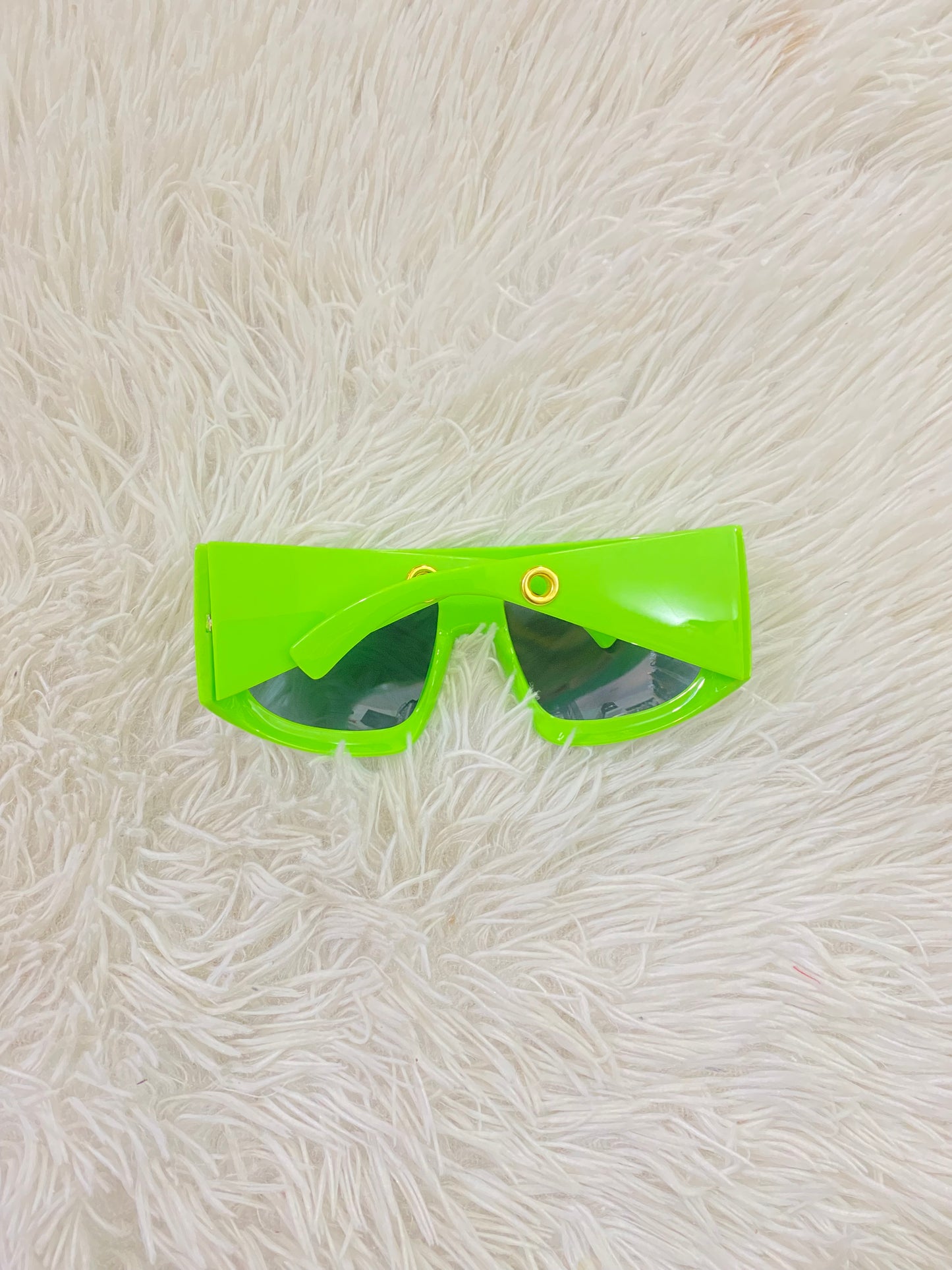 Lentes Fashion Nova original, verde con micas negras y orificio en dorado.