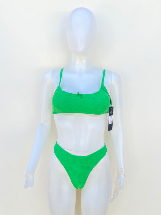 Biquini, verde con estampado de flores del mismo color y lazo enfrente.