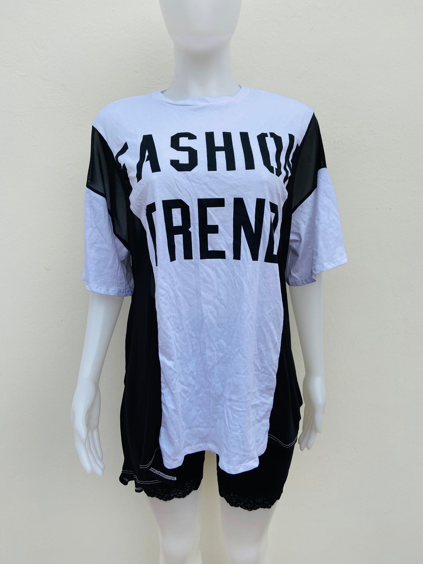 Top/ blusón Fashion Nova original blanco con negro y letras FASHION TREND ( tendencia de la moda )