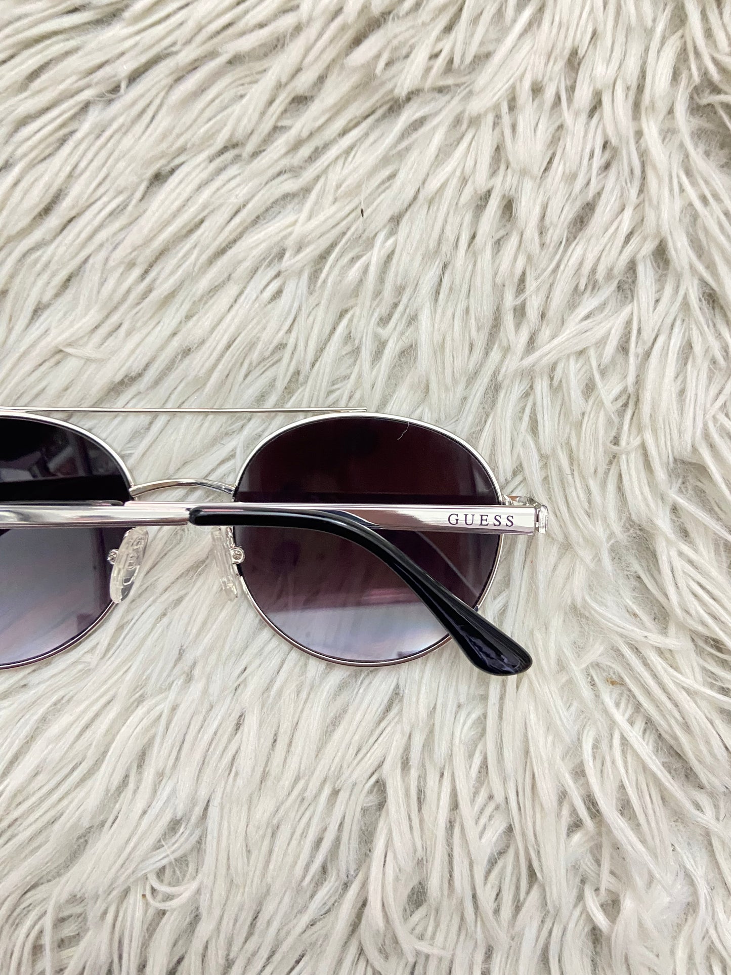 Lentes GUESS original, con protección UV 100-400 para proteger tu visión. Negro, montura plateada y micas oscuras.