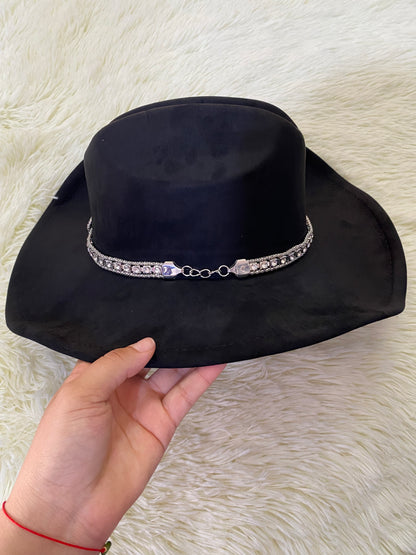 Sombrero, negro con detalle en color plateado con corazón.