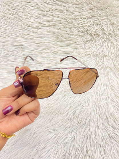 Lentes GUESS original, diseñados con protección UV 100-400 para proteger tu visión. Marrón con montura en animal print y micas marrones.