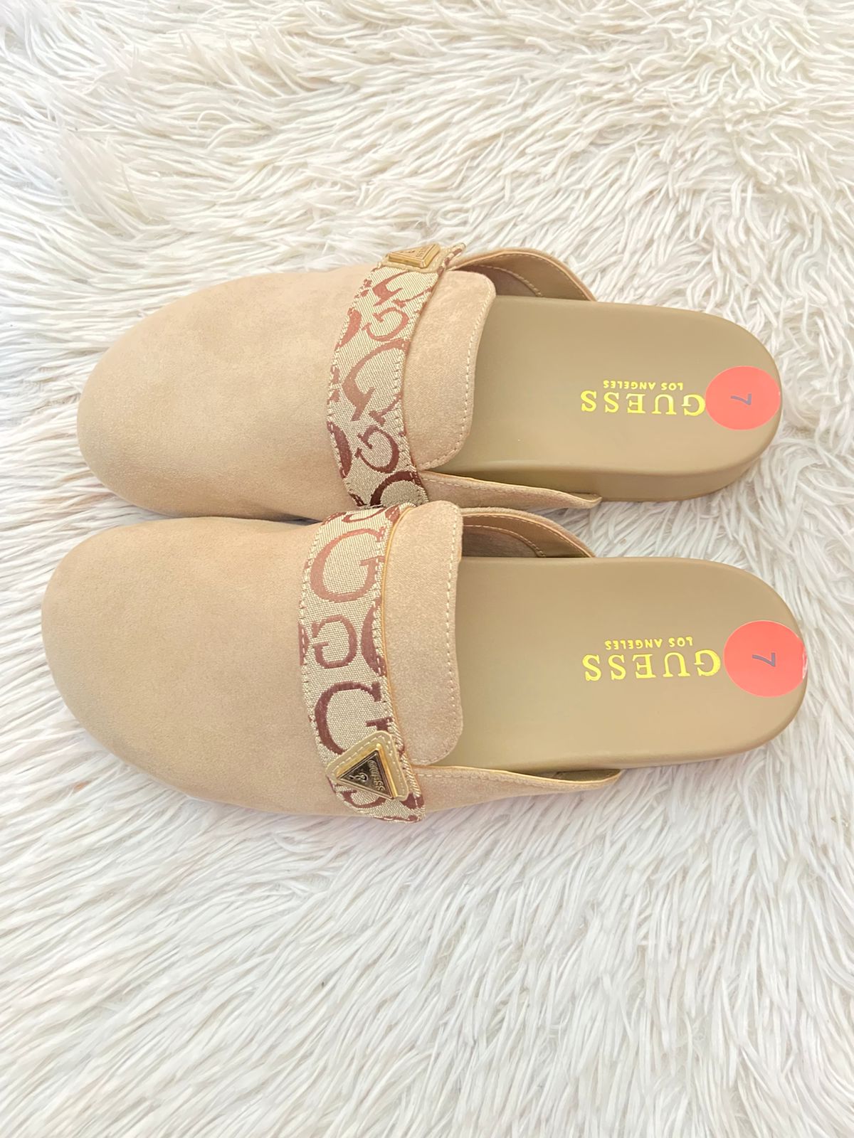 Sandalias/ Suecos GUESS original crema con letras G en marrón.