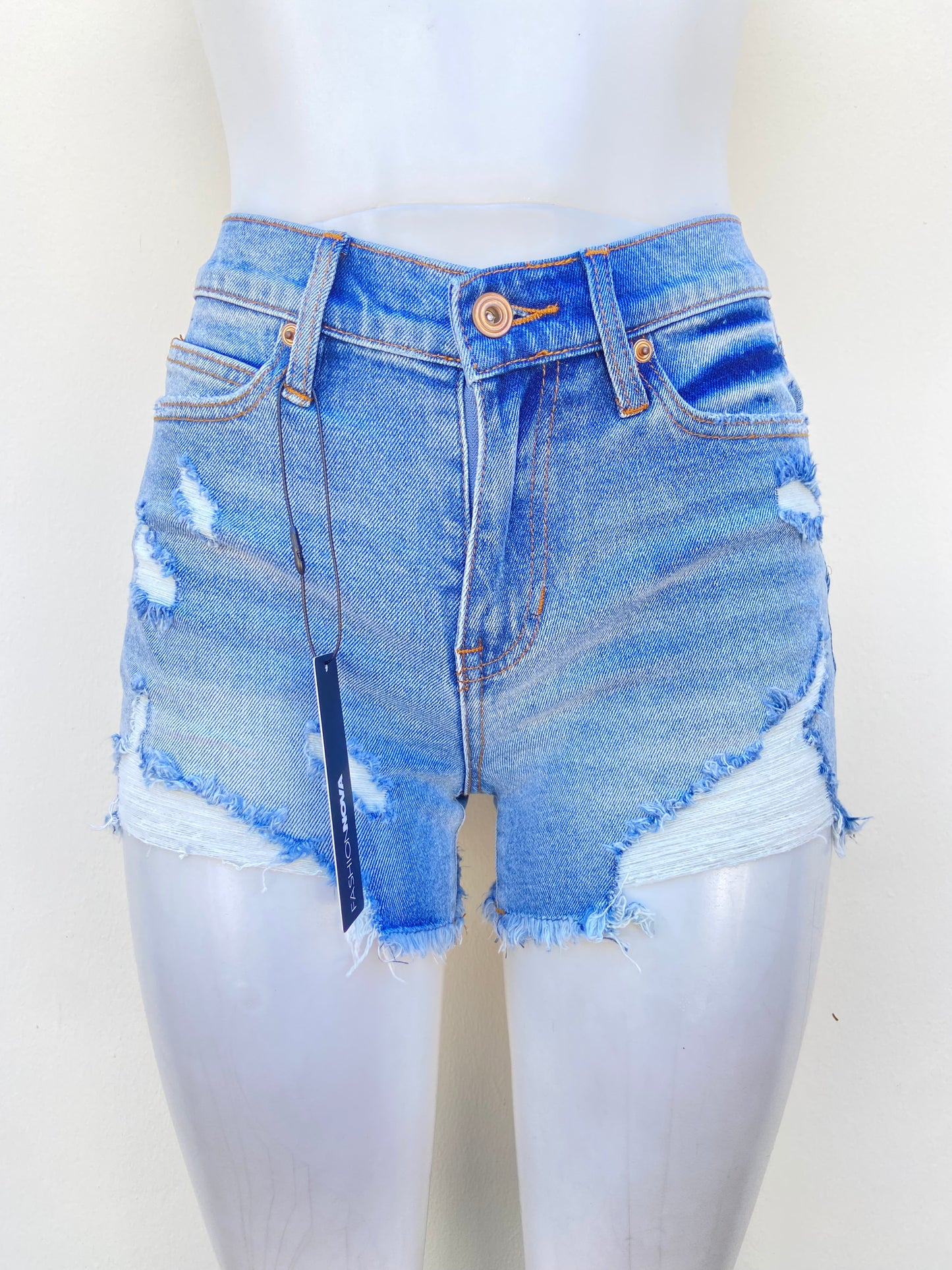Short Jean, azul claro con rasgados y costura en hilo marrón.