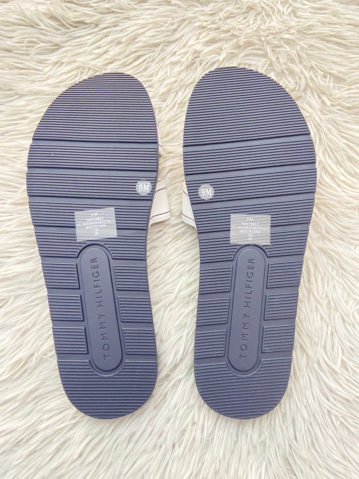 Sandalias TOMMY HILFIGER original azul marino con blanco y placa TH en dorado.