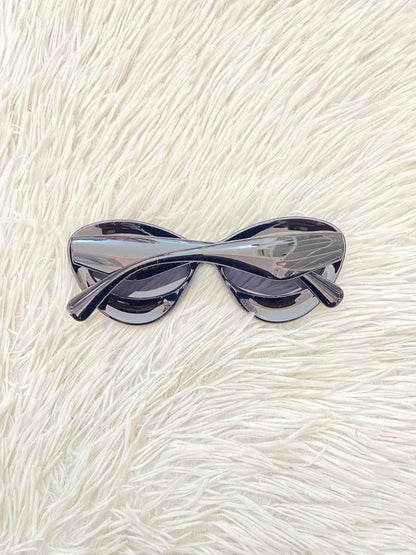 Lentes diseñados con protección UV 100-400 para proteger tu visión. Negro curvos con micas pequeñas.