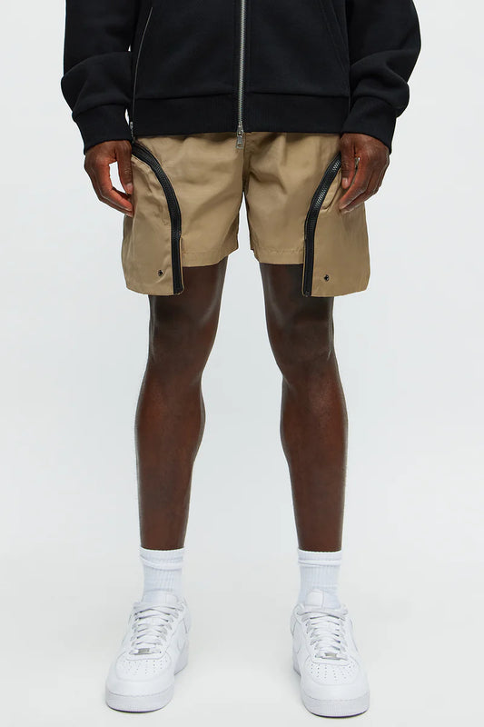 Bermuda, color marrón ( taupe ), con bolsillos y zippers en color negro, estilo cargo.