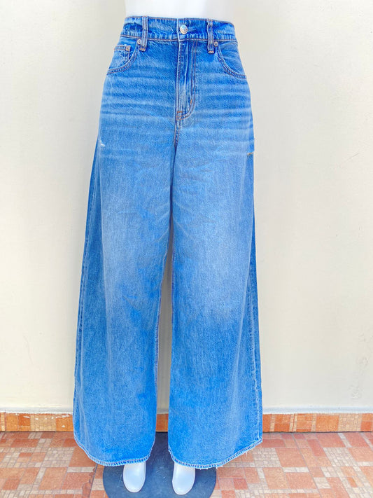 Pantalón Jean American Eagle original azul liso, con pequeño rasgado en la parte superior, DREAMY DRAPE SUPER HIGH RISE ULTRA WIDE LEG.
