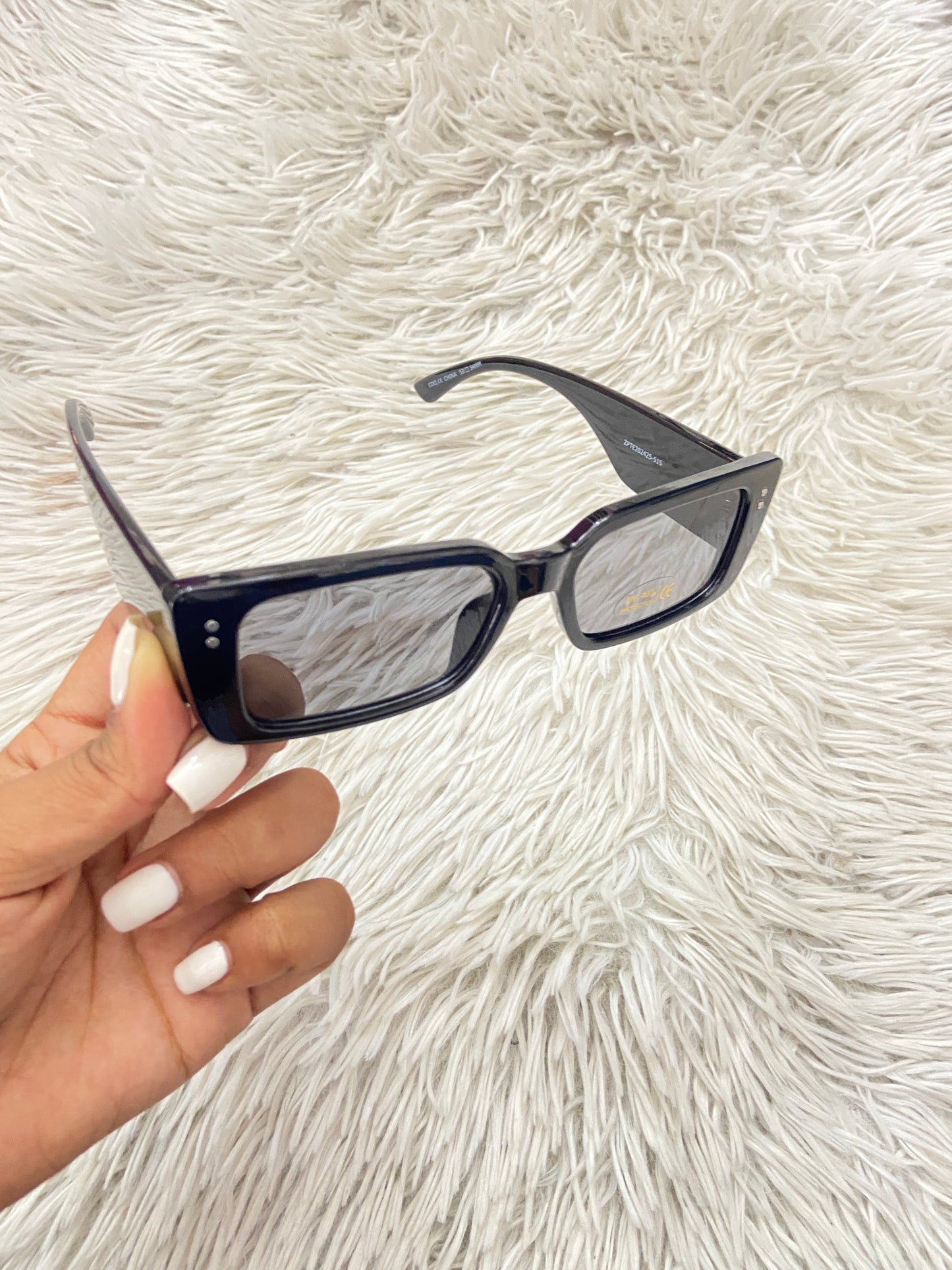 Lentes Fashion Nova original negro con detalles plateados en los lados.