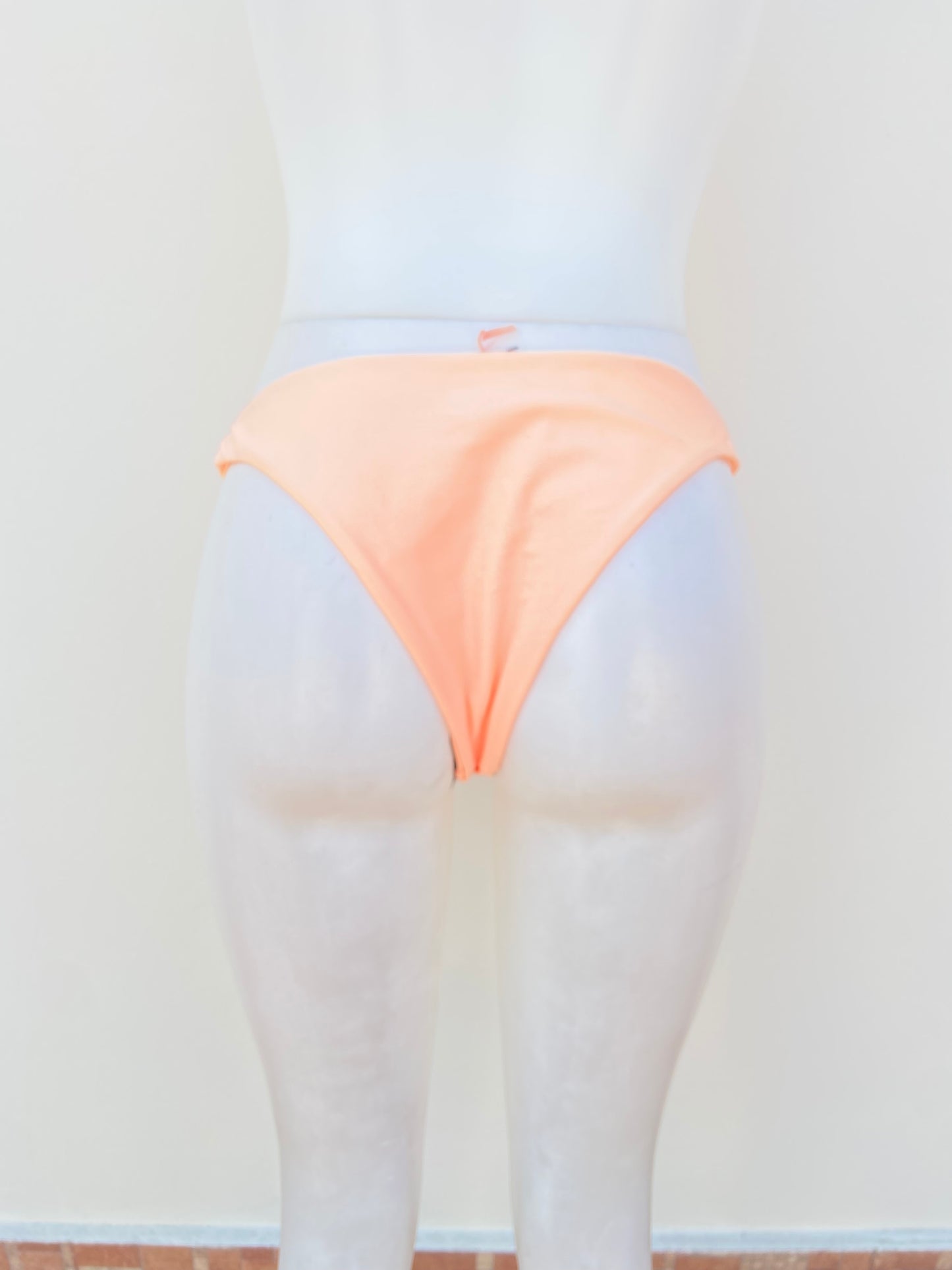 Set de falda salida y biquini panti de playa, naranja claro, con lazos ajustables en la falda.