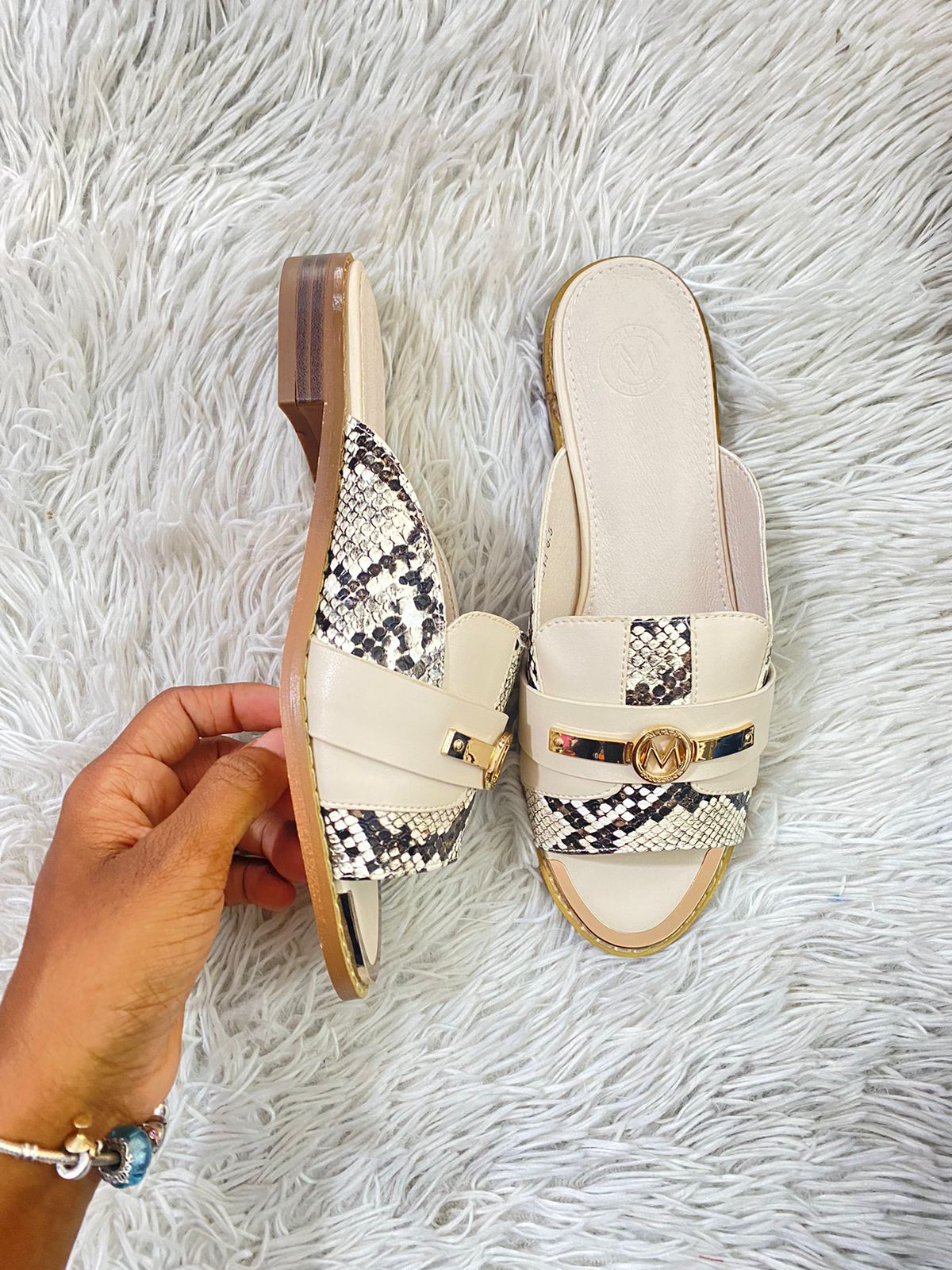 Sandalias MIAK COLLECTION original crema con animal print y detalles dorados.