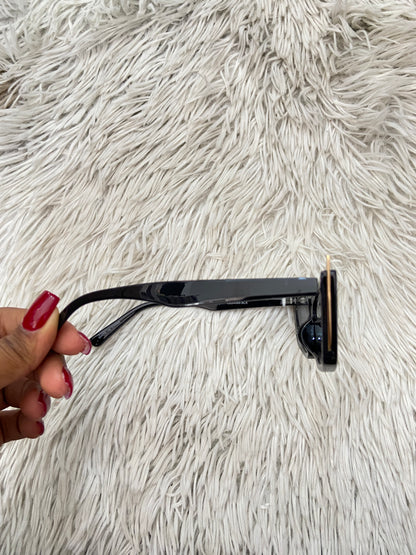Lentes  diseñados con protección UV 100-400 para proteger tu visión. Negro curvos, con detalles en dorado.