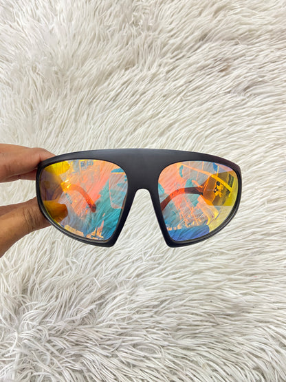 Lentes, diseñados con protección UV 100-400 para proteger tu visión. Negro con micas en efecto espejo amarillo multicolor.