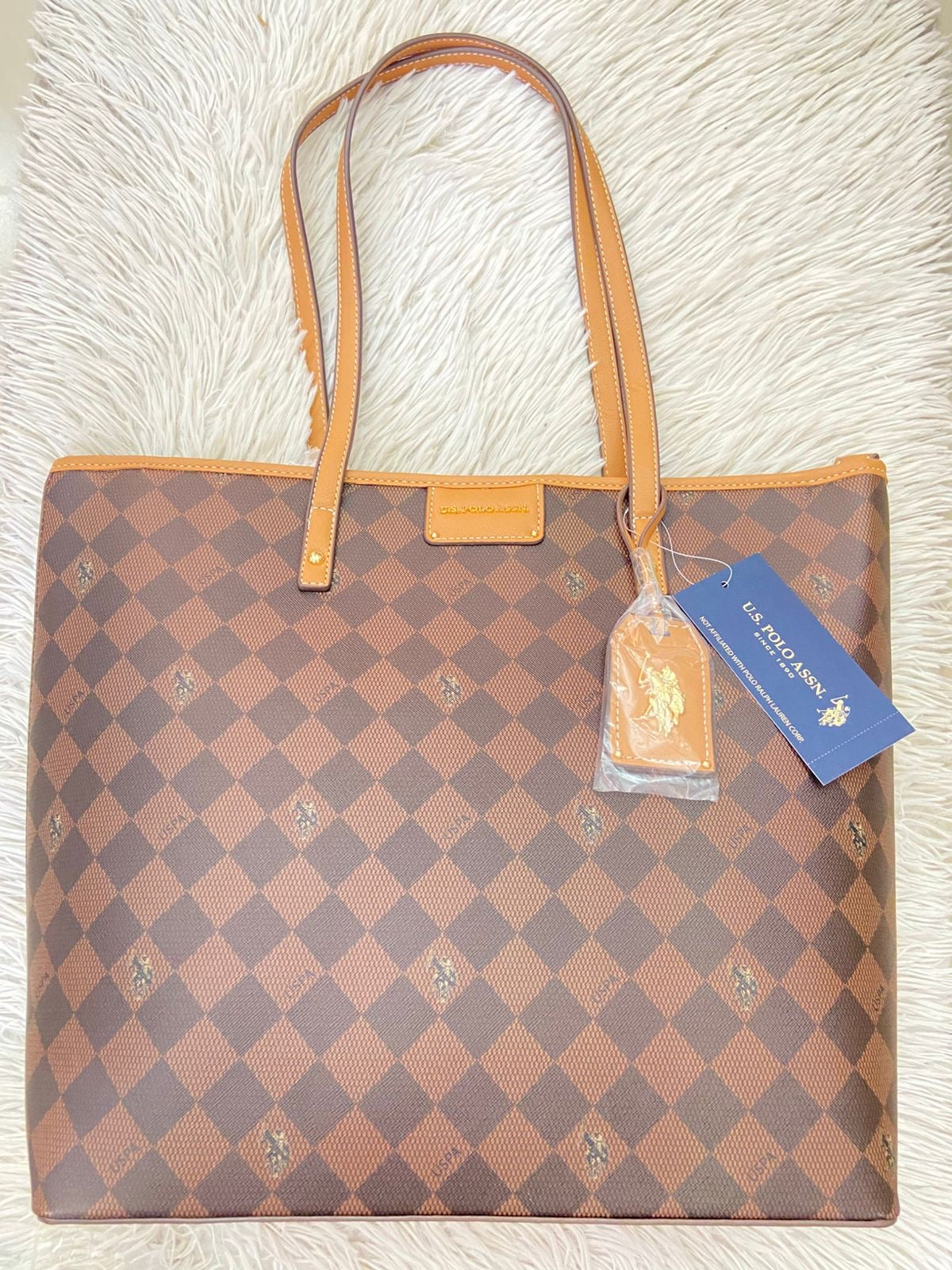 Cartera U.S POLO ASSN. Original en color marron placa de la marca al frente bolsillo atras y charms Adiccional con logotigo de la marca