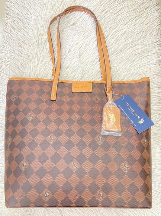 Cartera U.S POLO ASSN. Original en color marron placa de la marca al frente bolsillo atras y charms Adiccional con logotigo de la marca