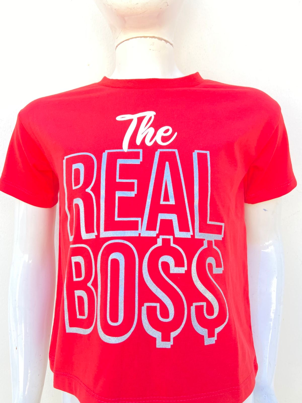 T-shirt Rojo con letras al frente de dice THE REAL BO$$