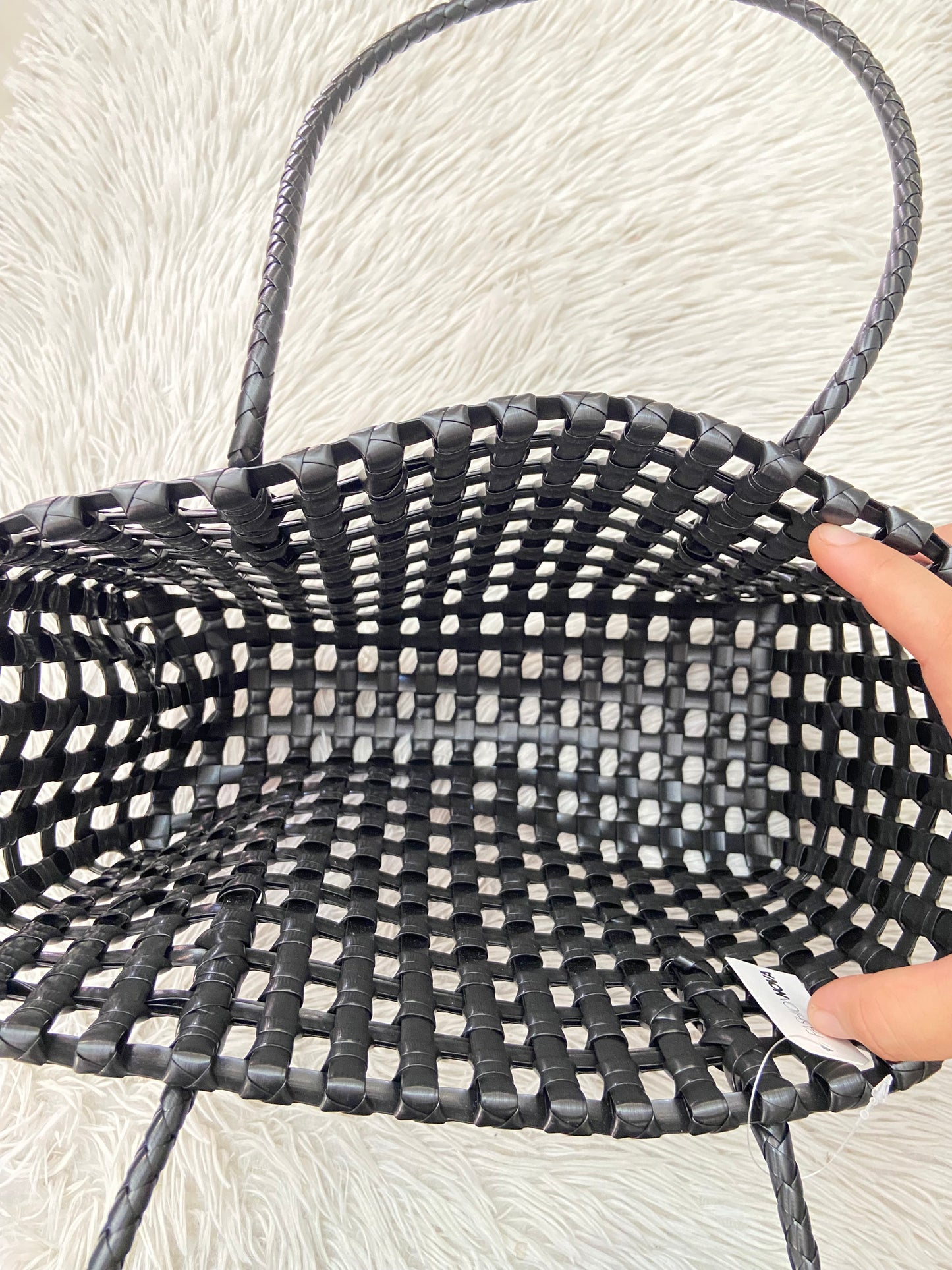 Cartera, negra estilo de muchos cuadros, abiertas.