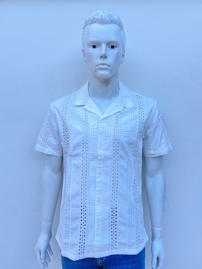 Camisa AEROPOSTALE 100% algodón orgánico en color blanco/ crema con bordado perforado en vertical manga corta.