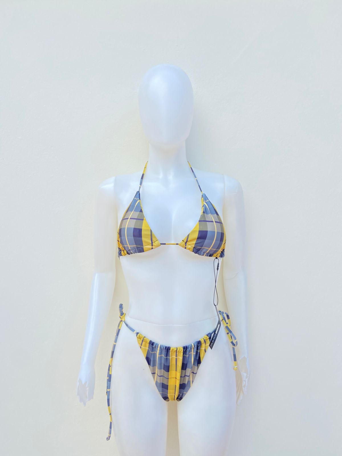 Biquini, amarillo con estampado de cuadros en color gris y lazos ajustables.