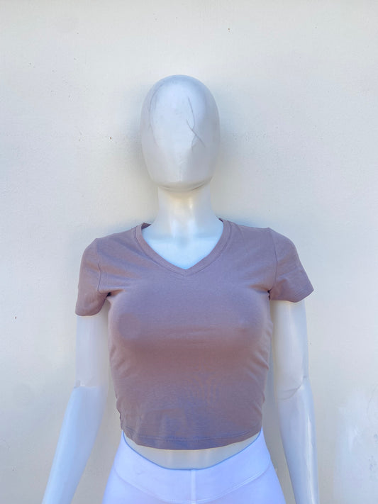 Top en color gris piedra liso, cuello V