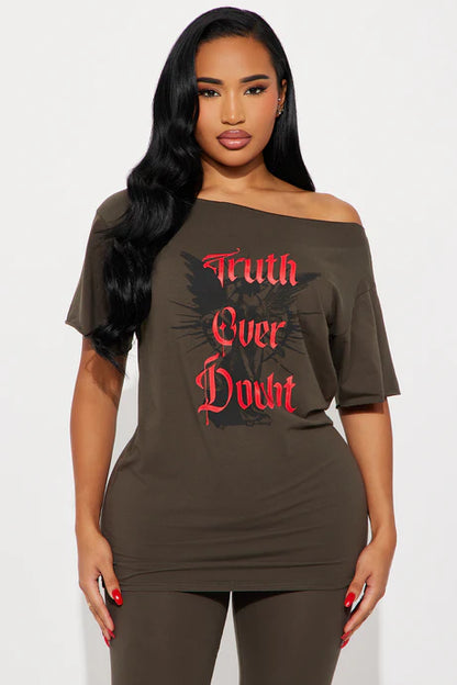 Conjunto, verde oliva con letras en color rojo TRUTH OVER  DOUBT ( La Verdad por encima de la duda)